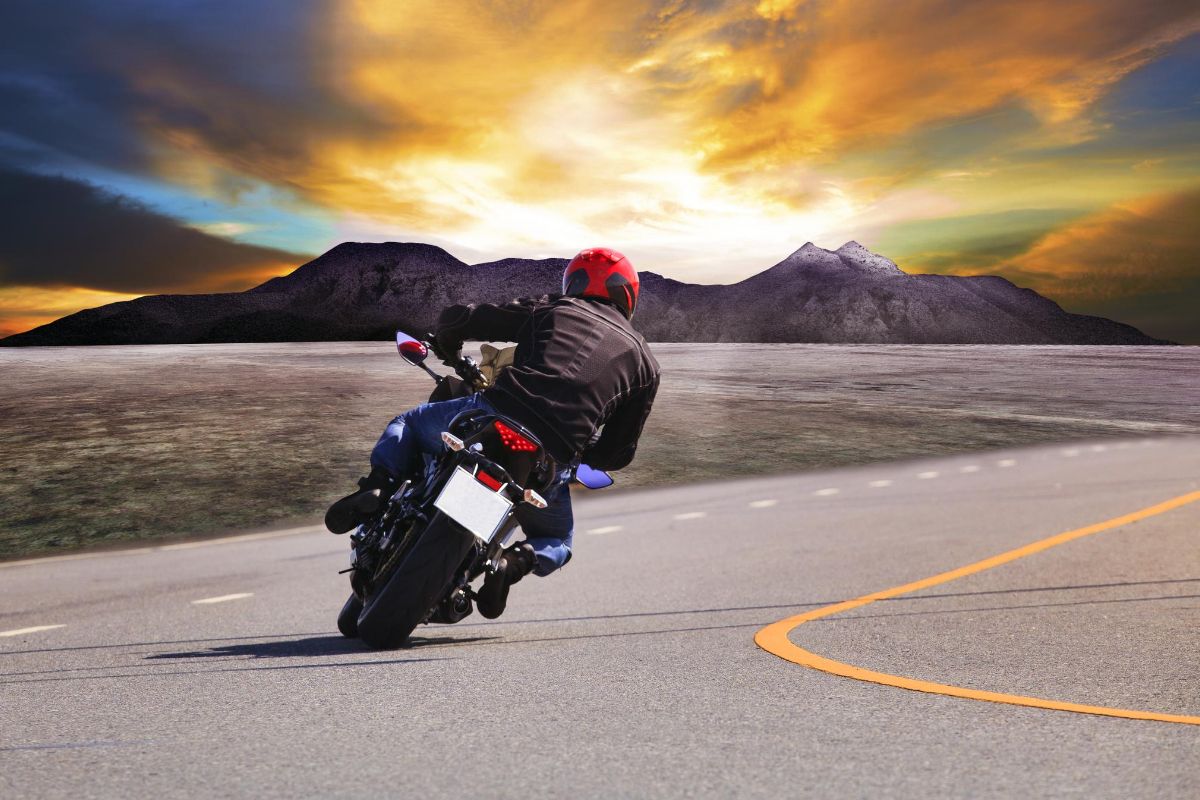motociclista appassionato su moto in strada